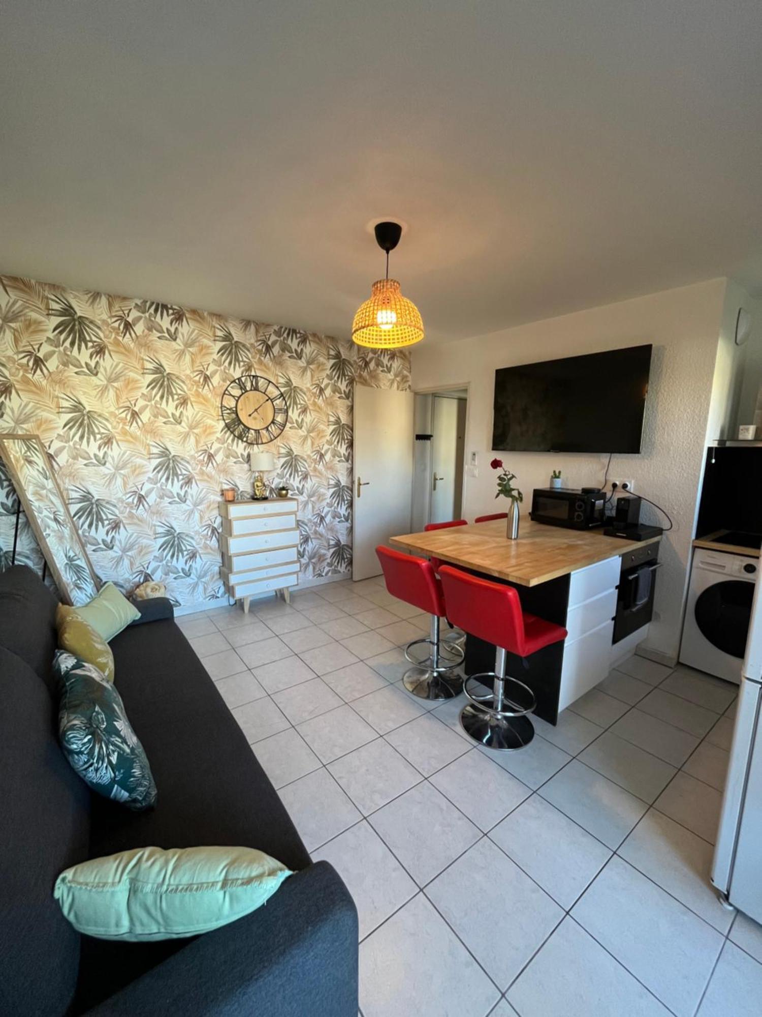 Joli T2/ Tram/ Clim/ Parking/ Wifi/ Piscine Appartement Montpellier Buitenkant foto