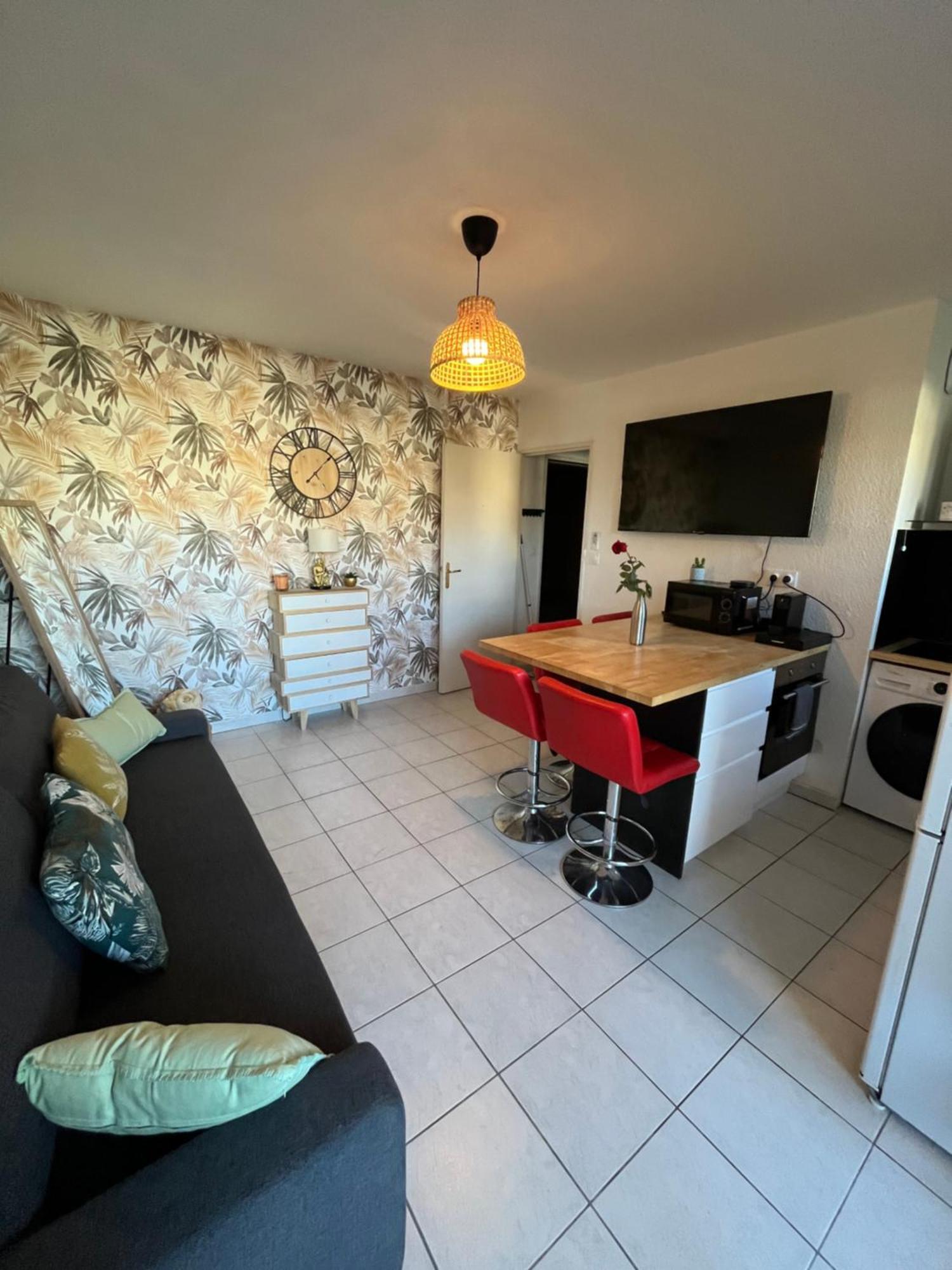 Joli T2/ Tram/ Clim/ Parking/ Wifi/ Piscine Appartement Montpellier Buitenkant foto