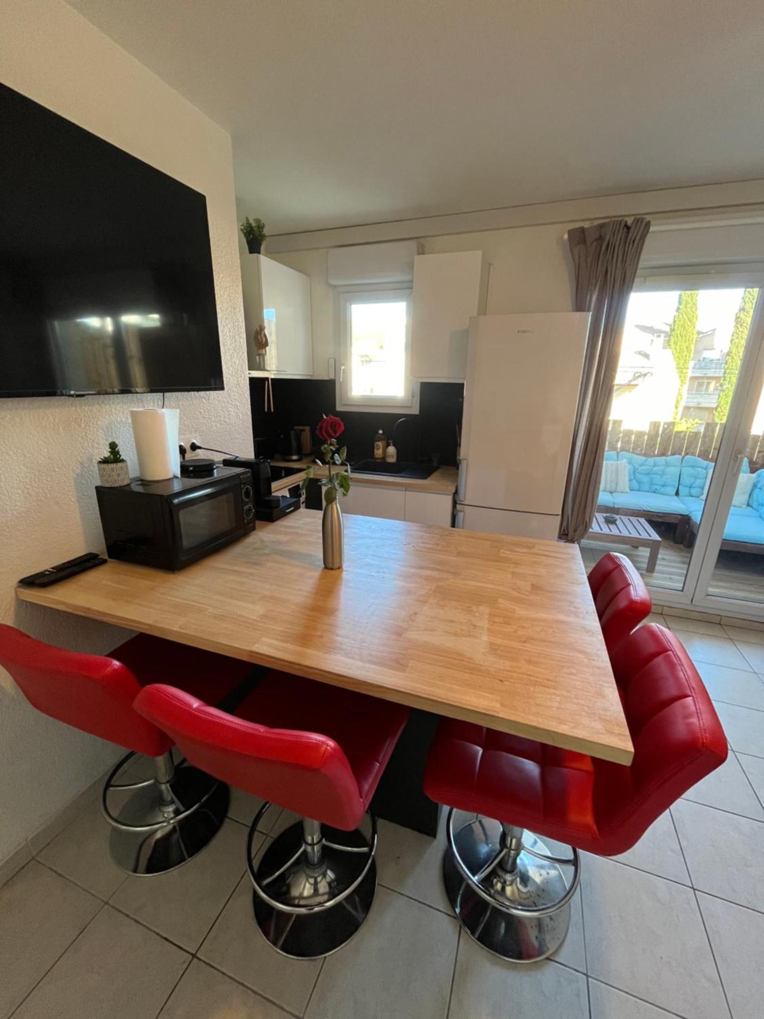Joli T2/ Tram/ Clim/ Parking/ Wifi/ Piscine Appartement Montpellier Buitenkant foto