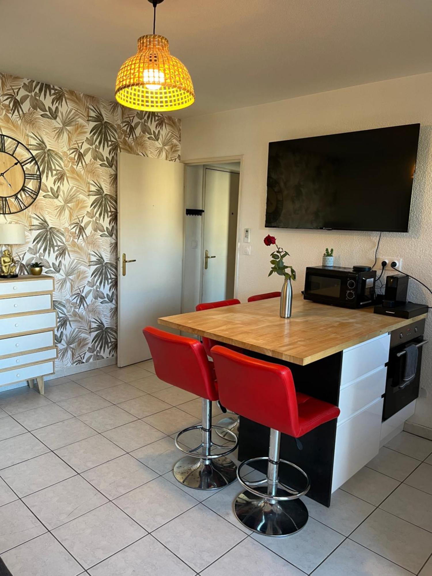 Joli T2/ Tram/ Clim/ Parking/ Wifi/ Piscine Appartement Montpellier Buitenkant foto
